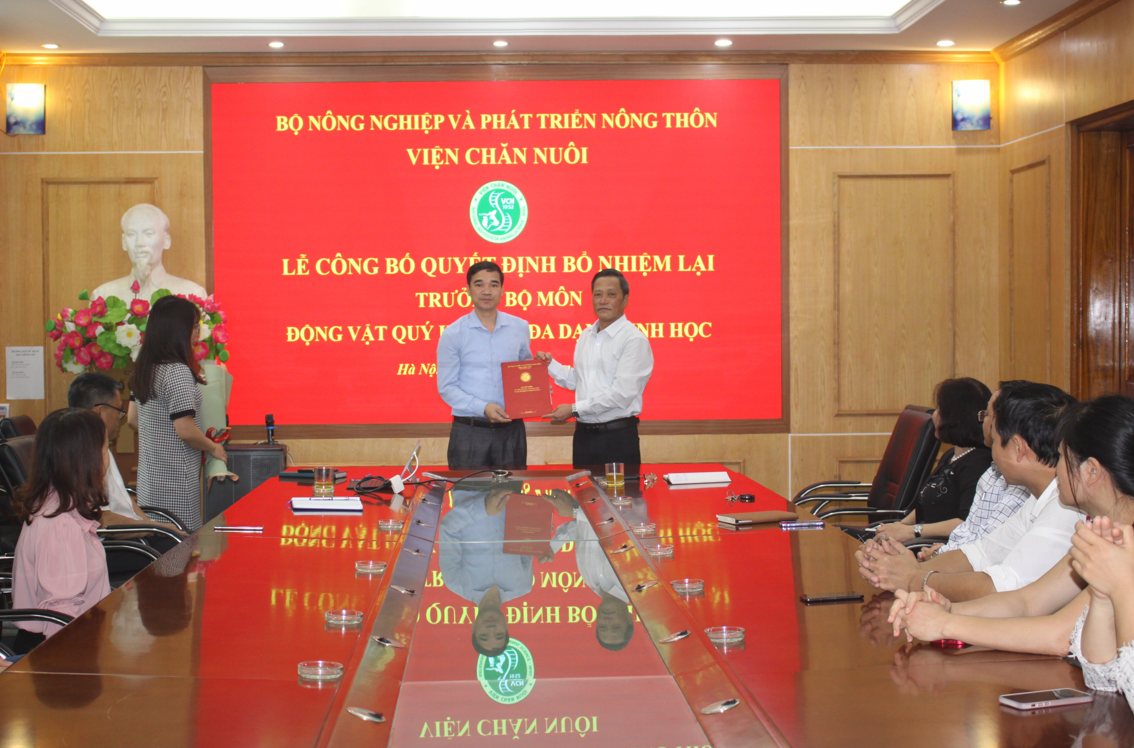 Lễ công bố và trao quyết định bổ nhiệm lại viên chức lãnh đạo cho TS. Nguyễn Công Định