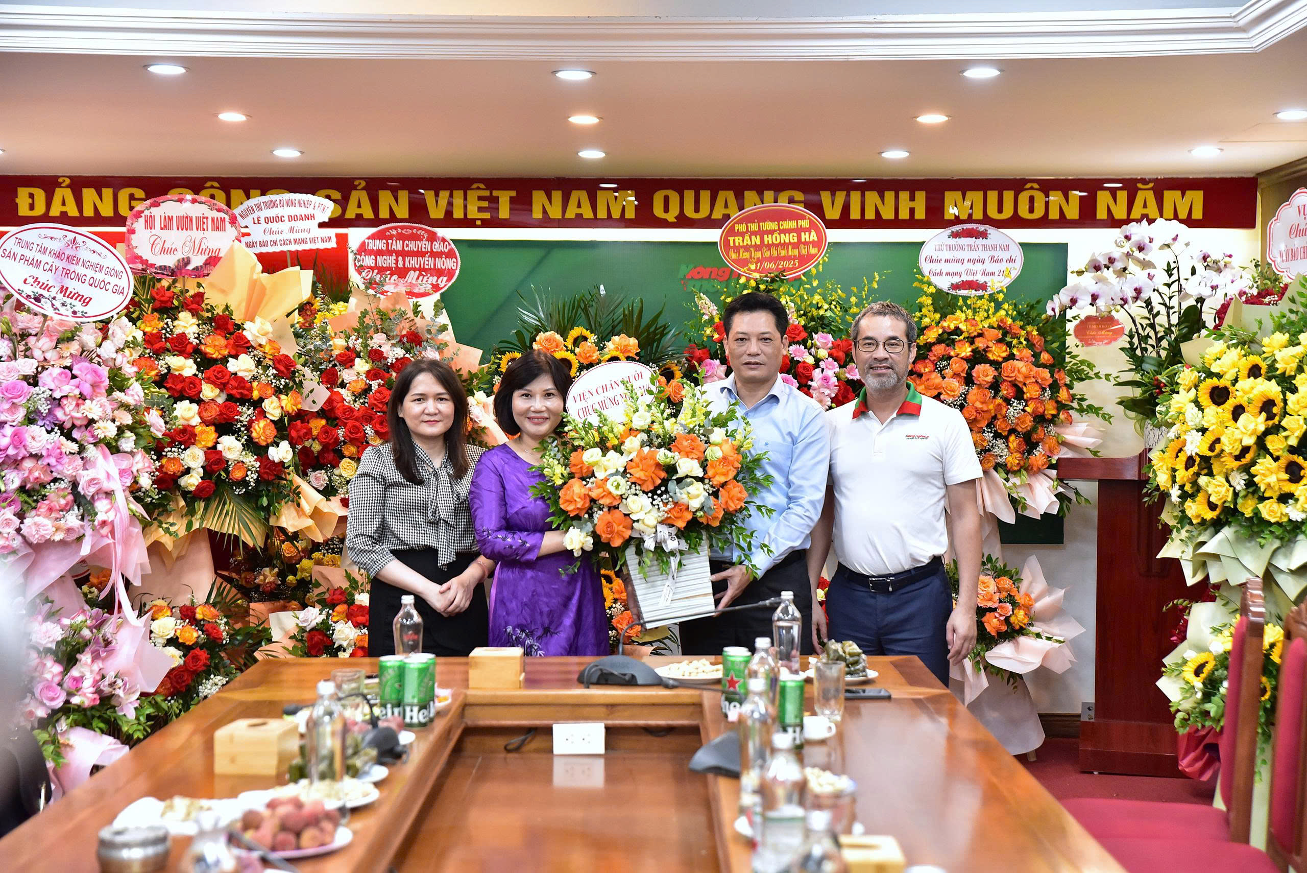 Phó Viện trưởng Viện Chăn nuôi Ngô Thị Kim Cúc chúc mừng ngày Báo chí Cách mạng Việt Nam tại báo Nông nghiệp và Môi trường