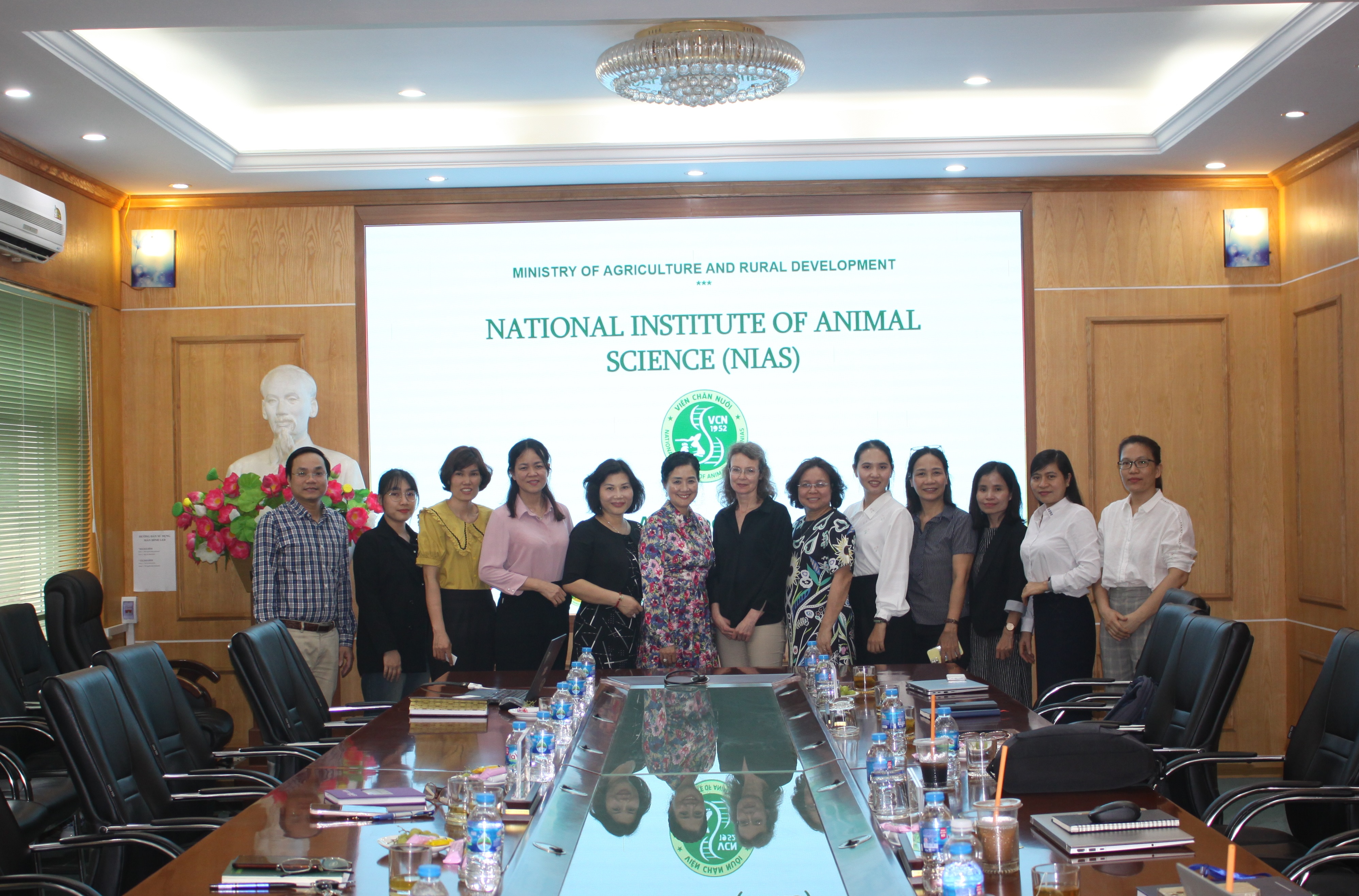 Phó Viện trưởng Ngô Thị Kim Cúc tiếp đoàn chuyên gia về phúc lợi động vật