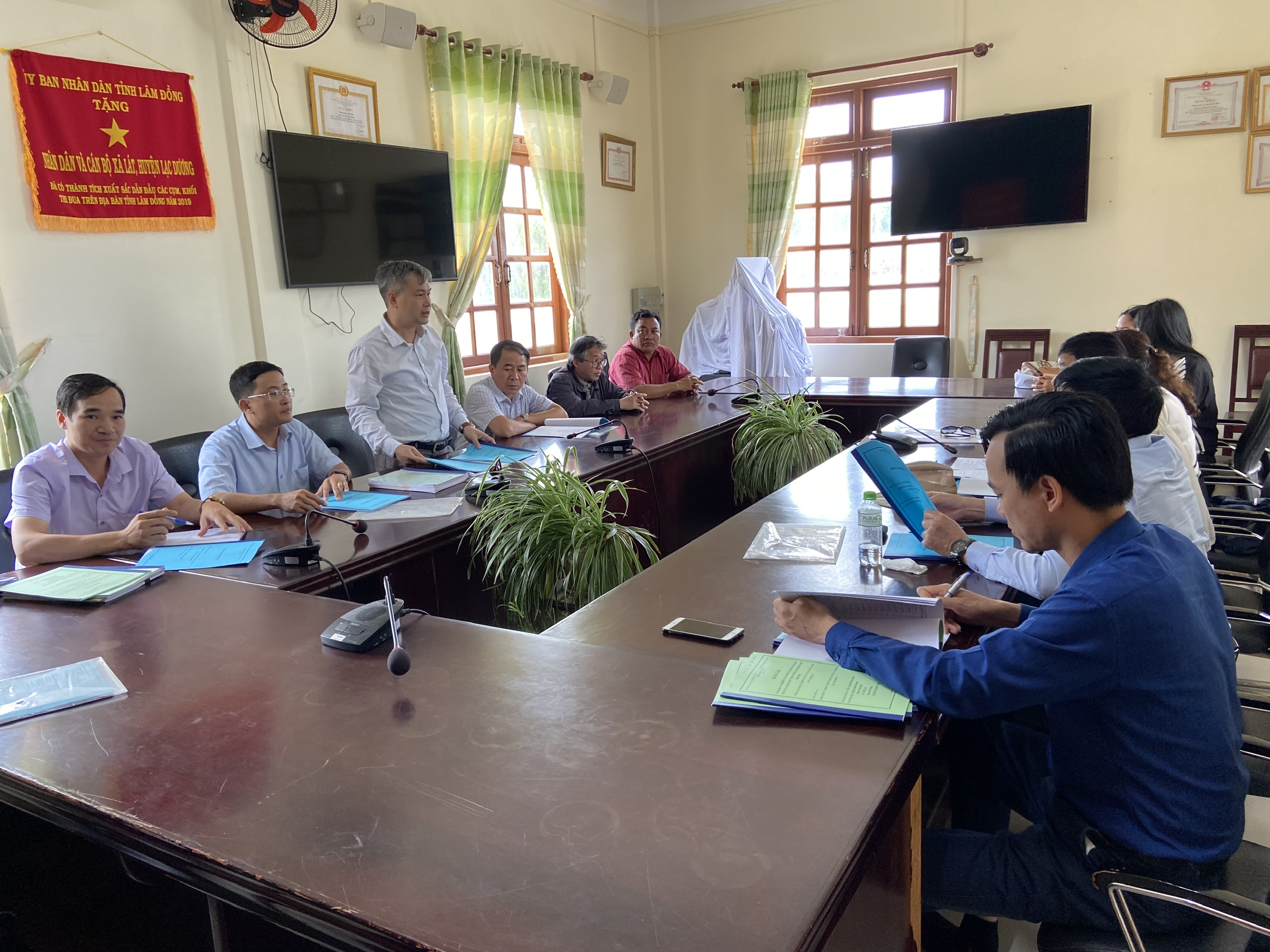 Phó Viện trưởng Phạm Doãn Lân kiểm tra thực địa triển khai đề tài tại Lâm Đồng