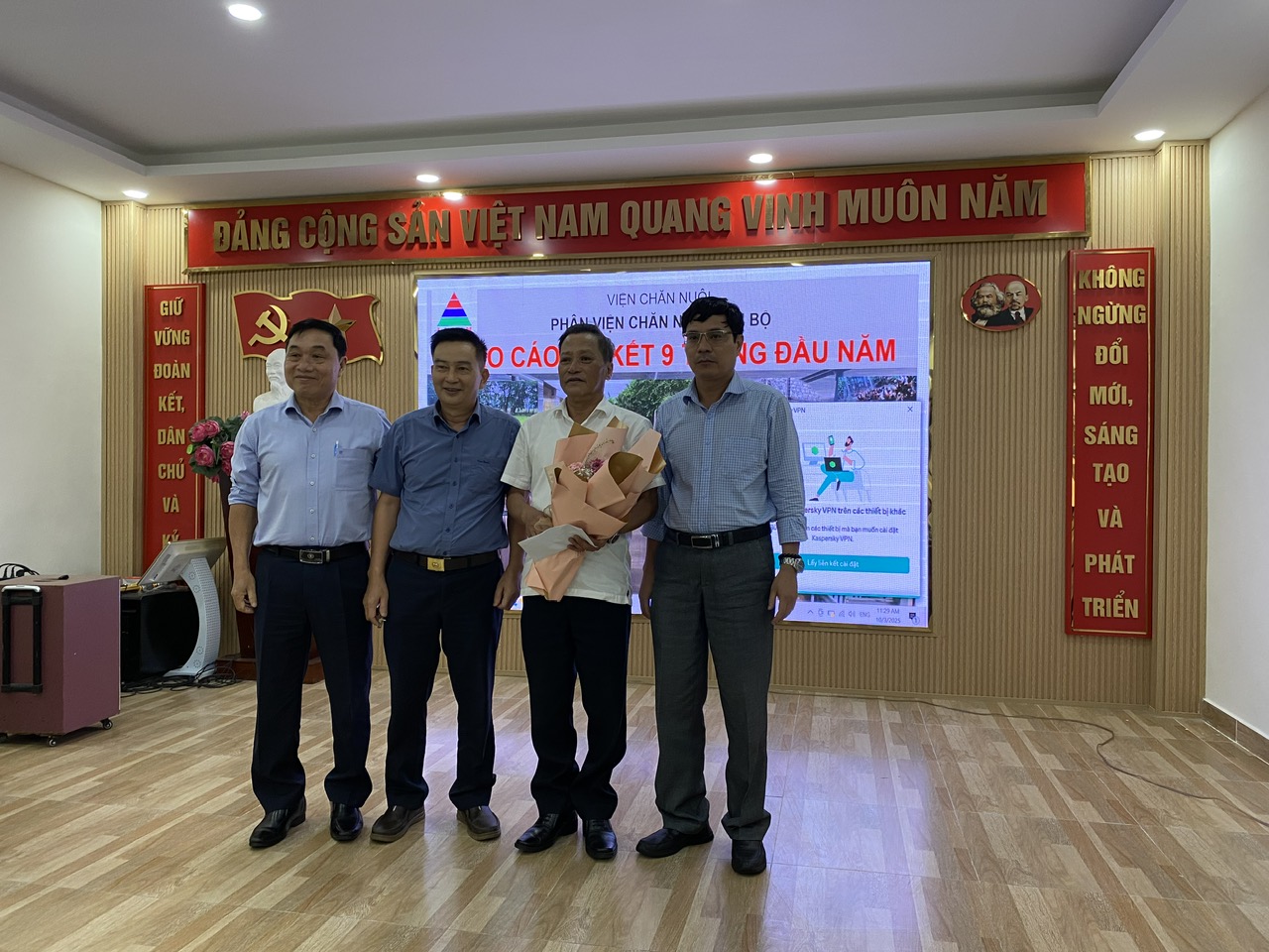 Viện trưởng Phạm Công Thiếu làm việc tại Phân Viện Chăn nuôi Nam Bộ