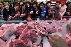 Giá thịt lợn Trung Quốc tăng vọt, các quan chức giải phóng thịt lợn đông lạnh khỏi các khu dự trữ