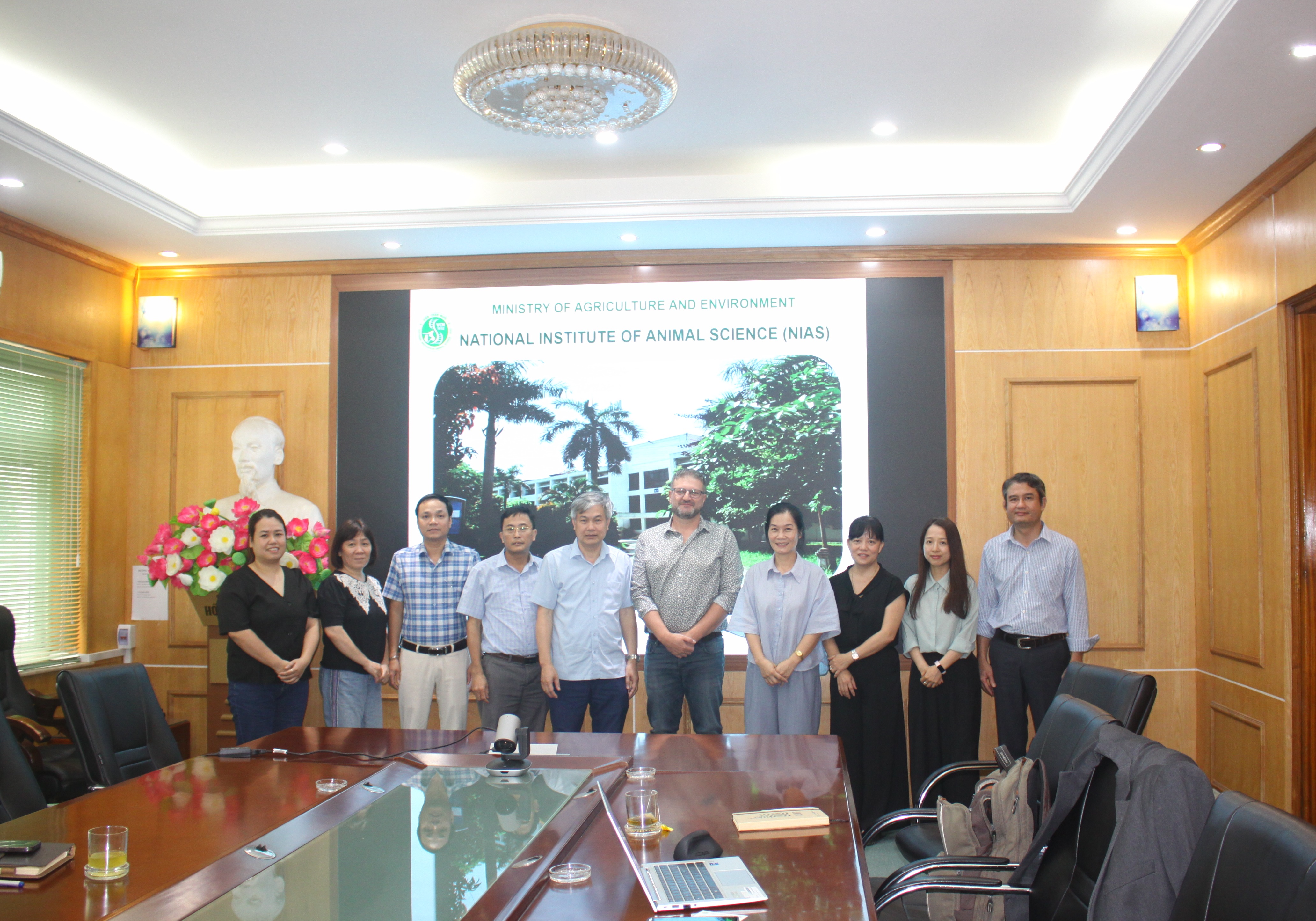 Viện Chăn nuôi làm việc với tổ chức Cirad về các vấn đề môi trường trong chăn nuôi