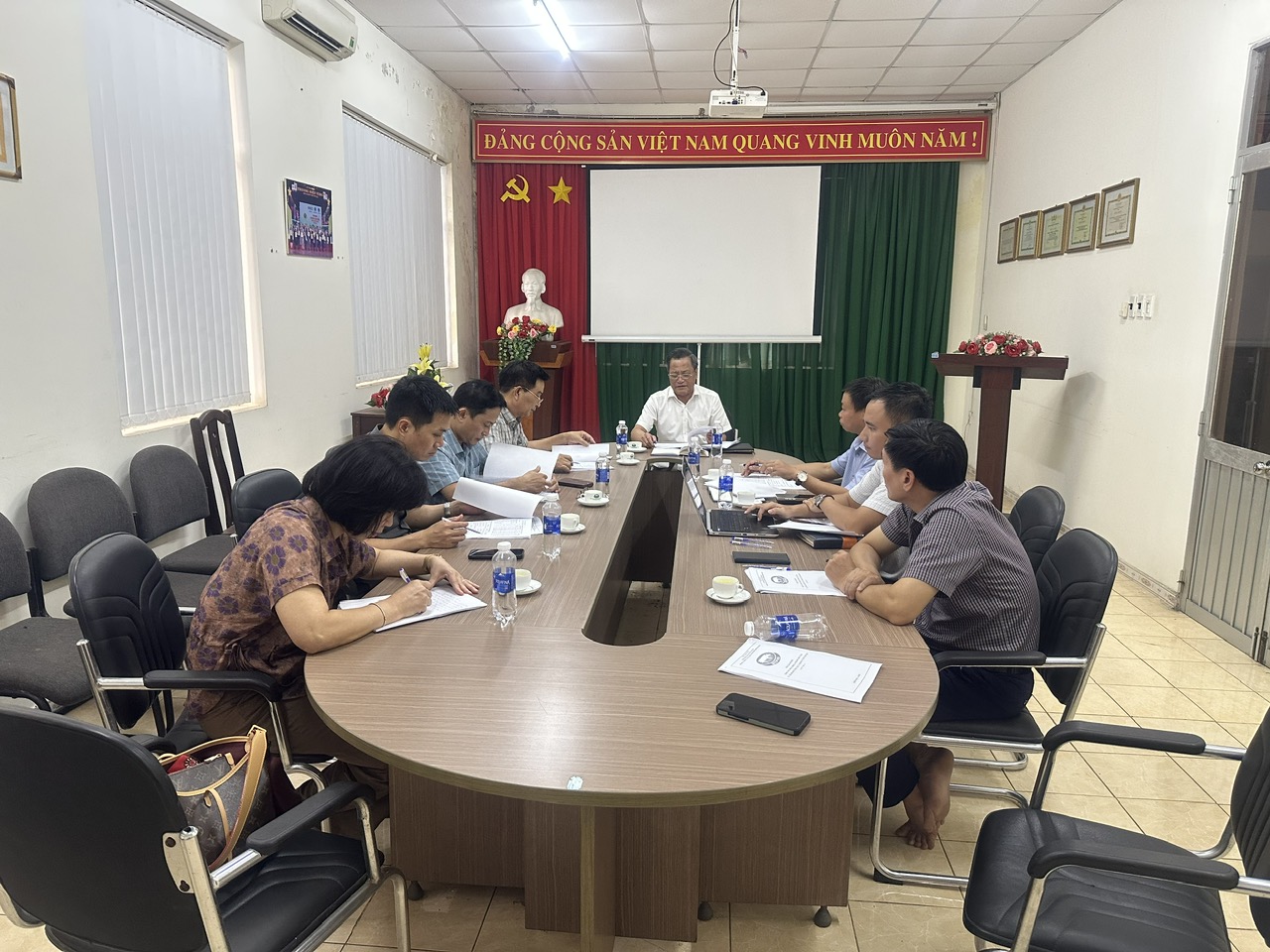 Viện trưởng Phạm Công Thiếu thăm và làm việc tại Trung tâm Nghiên cứu và phát triển chăn nuôi heo Bình Thắng