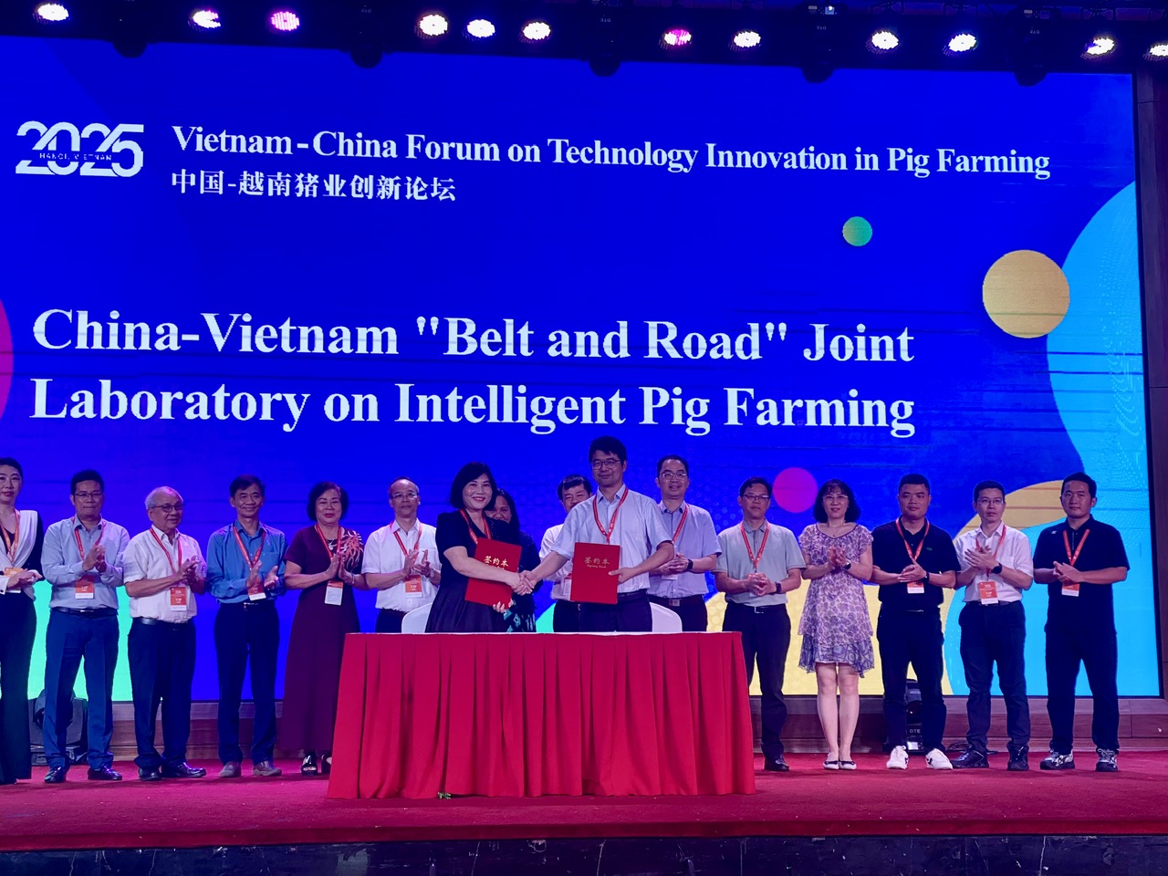 Phó Viện trưởng Ngô Thị Kim Cúc tham dự Diễn đàn Đổi mới ngành Chăn nuôi lợn Trung Quốc - Việt Nam.