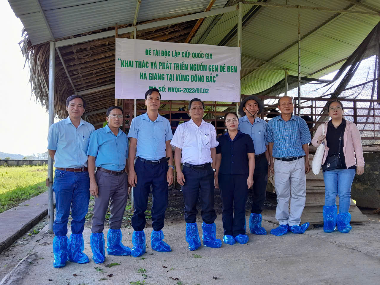 Viện trưởng Phạm Công Thiếu đi kiểm tra thực địa nhiệm vụ khoa học công nghệ tại Hà Giang